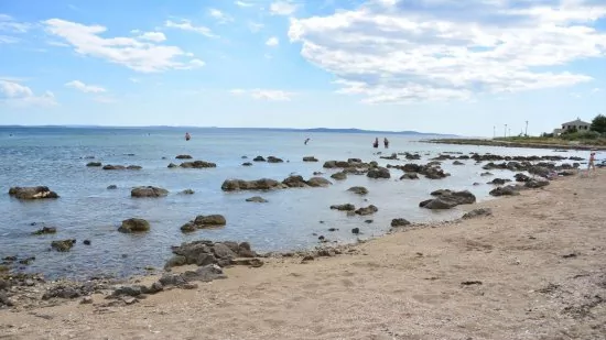 Moře 80 m od objektu a písečná pláž do 100 m od objektu.