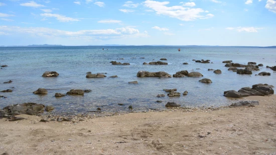 Moře 80 m od objektu a písečná pláž do 100 m od objektu.