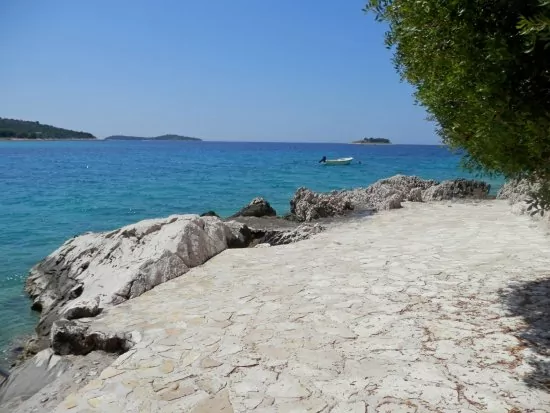 Moře a pláž pouze do 5 m od objektu.