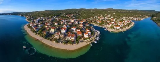 Letecký pohled na pobřeží a město Rogoznica.