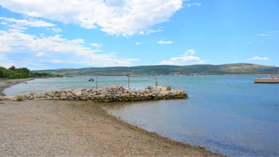 Oblázková pláž v městečku Seline.