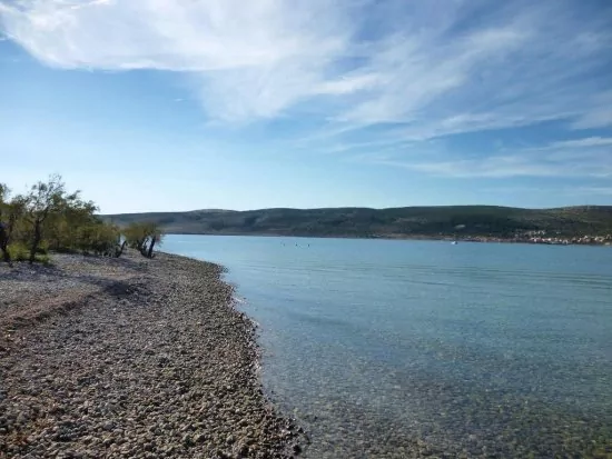 Oblázková pláž pouze 80 m od objektu.