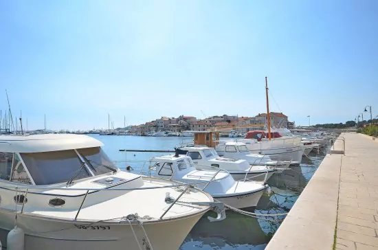 Kotviště pro lodě v městě Tribunj.