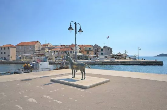 Pobřeží města Tribunj.