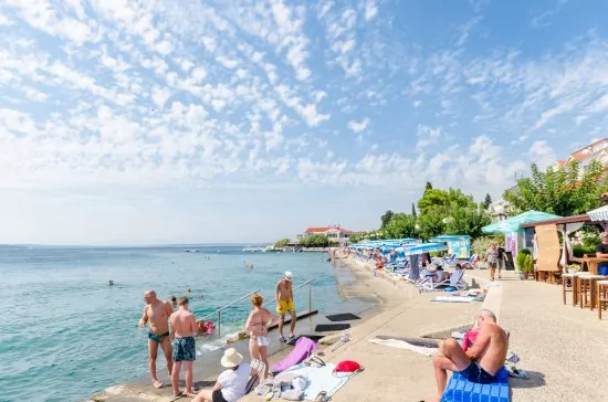 Betonová pláž 150 m od objektu navazuje na písečnou pláž.