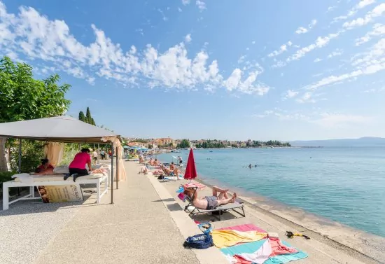 Betonová pláž 150 m od objektu navazuje na písečnou pláž.