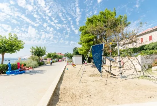 Pobřeží města Selce.