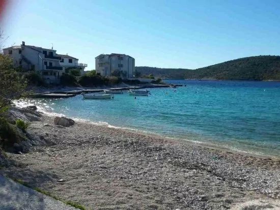 Kanica oblázková pláž.