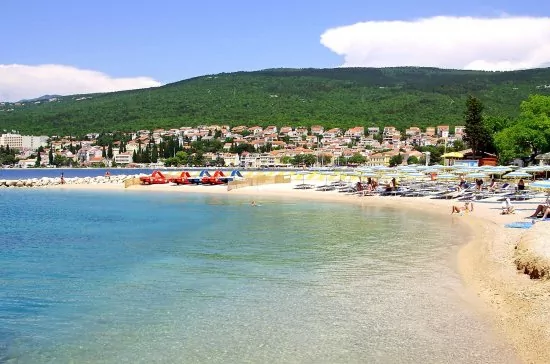 Oblázkovo písčitá pláž ve městě Selce.