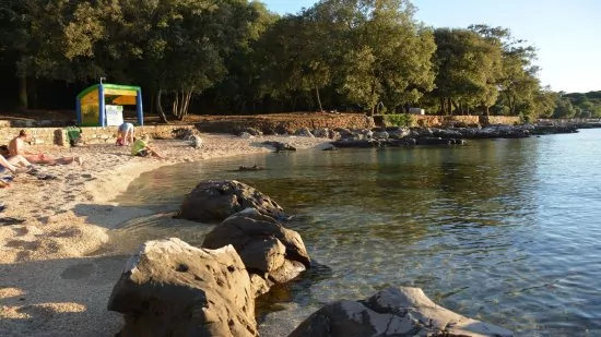 Pláž Lone Bay v Rovinj.