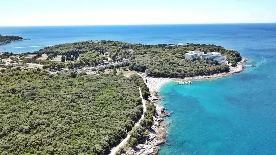 Letecký pohled na pobřeží a město Pula.