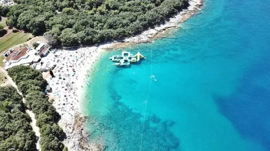 Letecký pohled na pobřeží a město Pula.