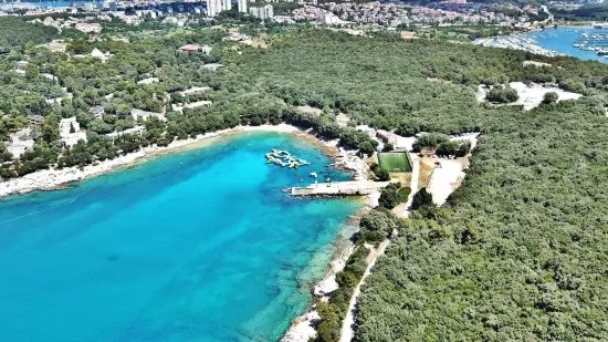 Letecký pohled na pobřeží a město Pula.