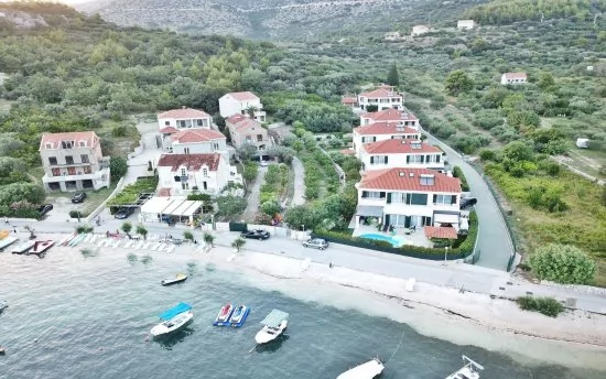 Letecký pohled na pobřeží městečka Slano.