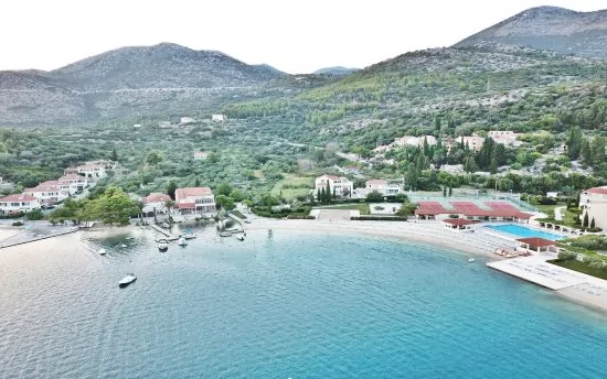 Letecký pohled na pobřeží městečka Slano.