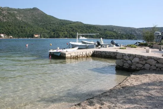 Oblázková pláž a moře pouze 50 m od domu.