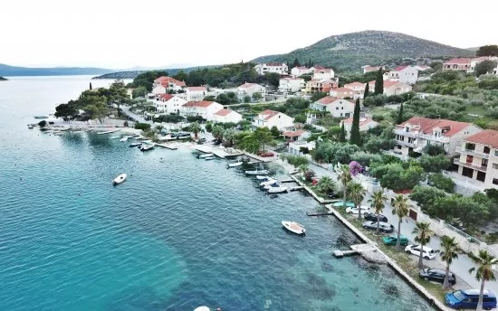 Letecký pohled na pobřeží a městečko Slano.