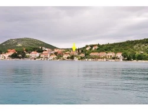 Dům se nachází pouze 50 m od oblázkové pláže.