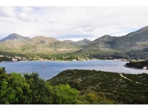 Nádherná krajina v městečku Slano.