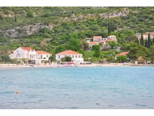 Dům se nachází pouze 50 m od oblázkové pláže.