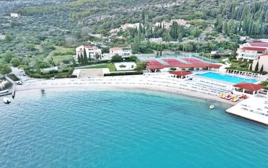 Letecký pohled na pobřeží a městečko Slano