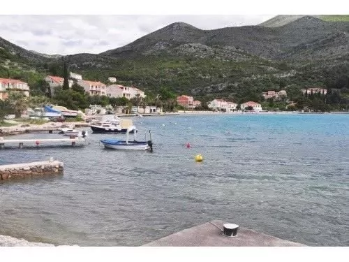 Oblázková pláž a moře pouze 50 m od domu.