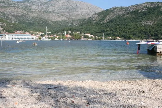 Oblázková pláž a moře pouze 50 m od domu.