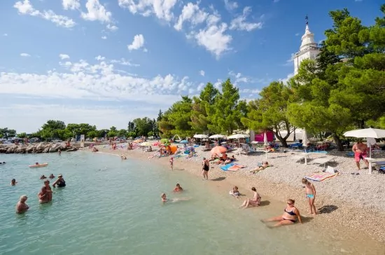 Oblázková pláž 600 m od objektu.