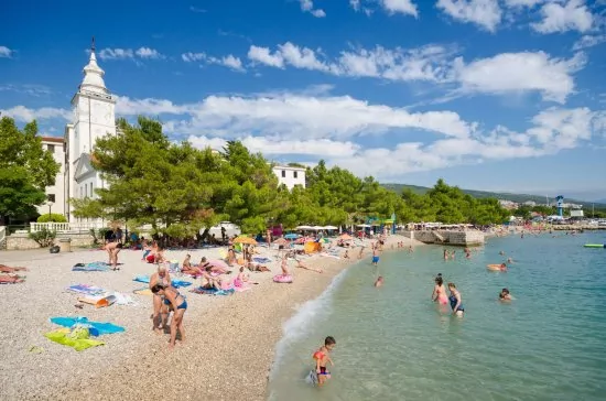 Oblázková pláž 600 m od objektu.