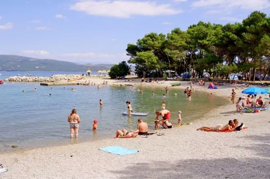 Oblázková pláž do 800 m od objeku.