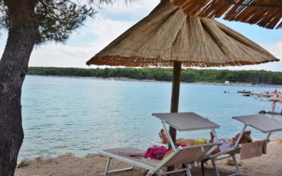 Oblázková pláž v městě Punat.