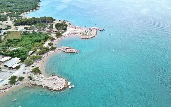 Letecký pohled na pobřeží a město Punat.