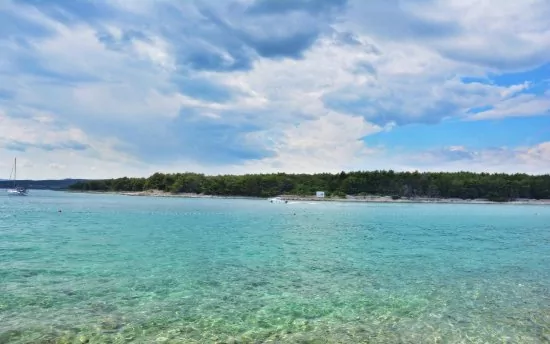 Průzračné moře v městě Punat.