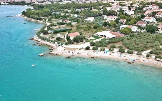 Letecký pohled na pobřeží a město Punat.