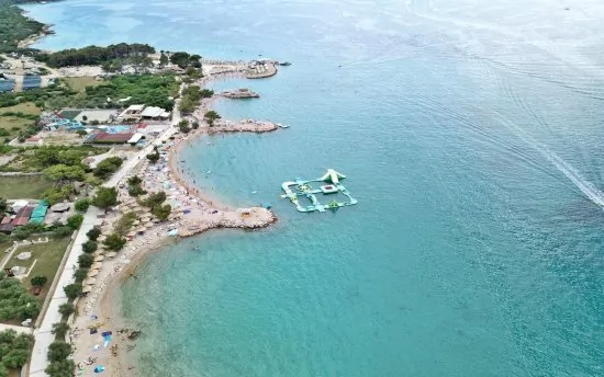 Letecký pohled na pobřeží a město Punat.