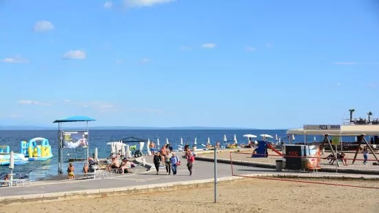 Písčito - betonová pláž ve městě Opatija.