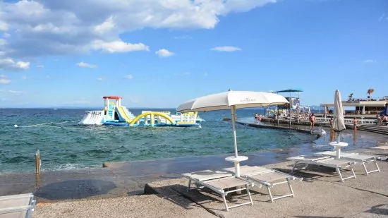 Písčito - betonová pláž ve městě Opatija.