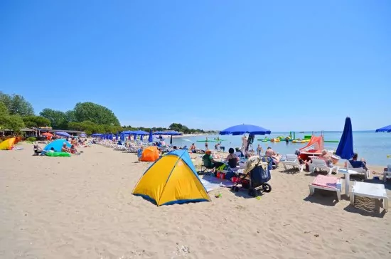 Písečná pláž ve městě Medulin.