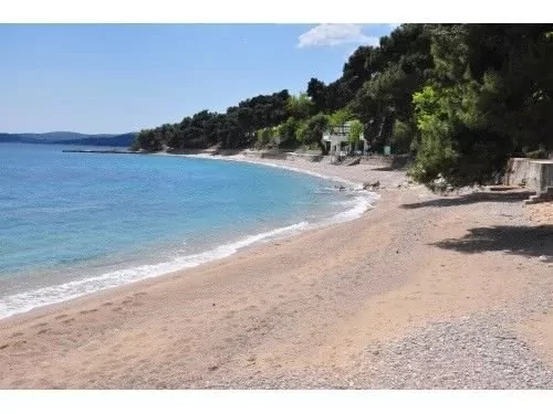 Oblázková pláž Trstenica 300 m od objektu