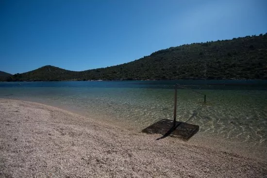 Pláž Stupin s pozvolným vstupem do moře.