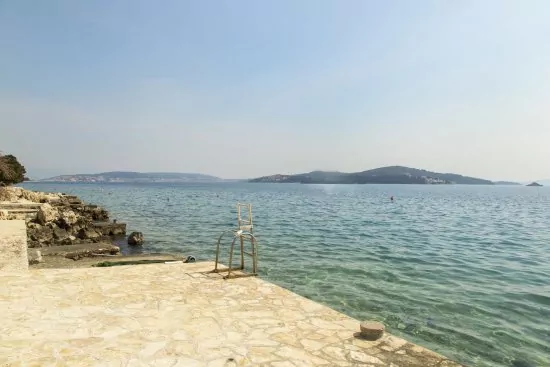 Moře a pláž pouze 80 m od objektu.