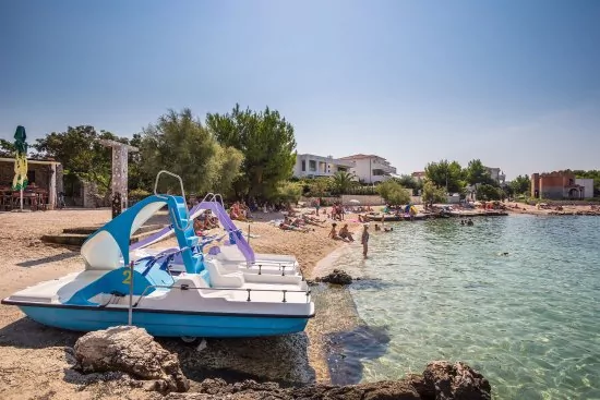 Oblázkovo písčitá pláž do 30 m od objektu.