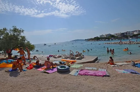 Pláž s pozvolným vstupem do moře.