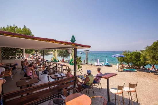 Oblázkovo písčitá pláž pouze 30 m od domu.