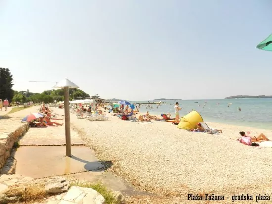 Gradska pláž v městečku Fažana.