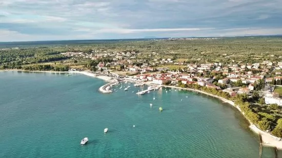 Letecký pohled na pobřeží a městečko Fažana.