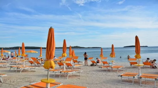 Velká oblázková pláž 400 m pěší chůzí od objektu.