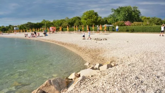 Velká oblázková pláž 400 m pěší chůzí od objektu.