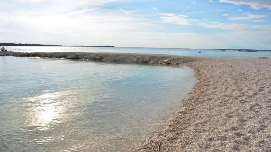 Velká oblázková pláž 400 m pěší chůzí od objektu.
