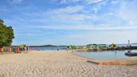 Velká oblázková pláž 400 m pěší chůzí od objektu.